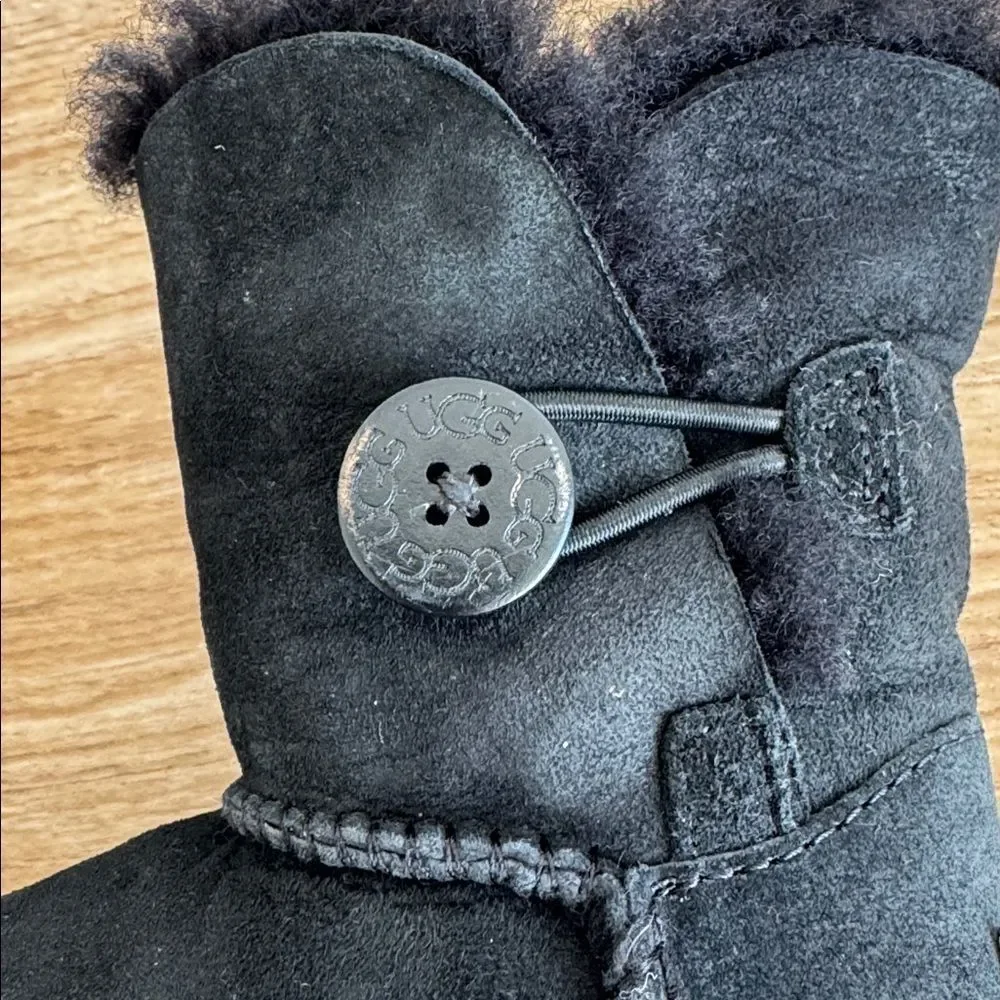 UGG Black Baby Infant Cozy Shearling Boots Casual Winter Booties Size 6